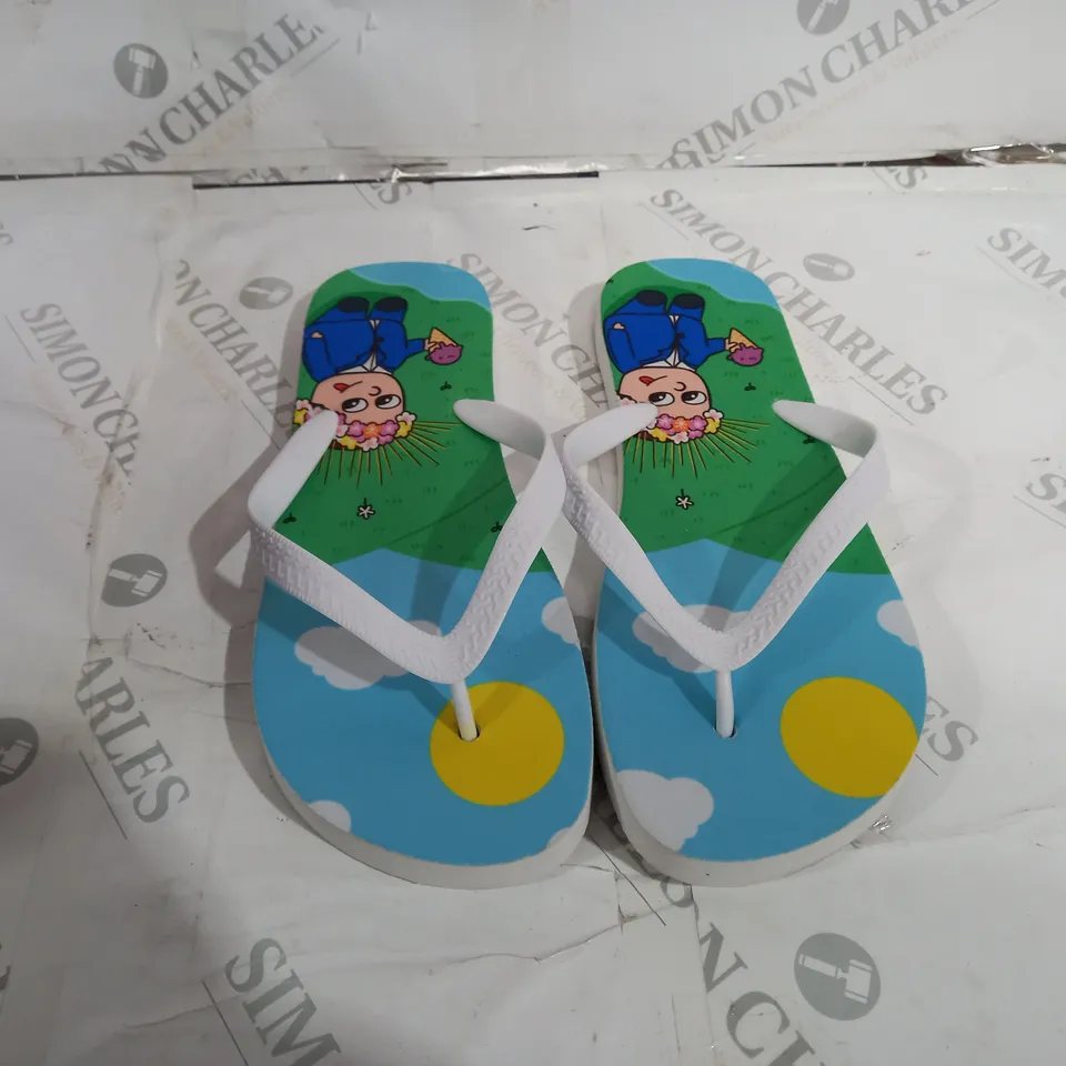 WHITE FLIP FLOPS SIZE UNKNOWN