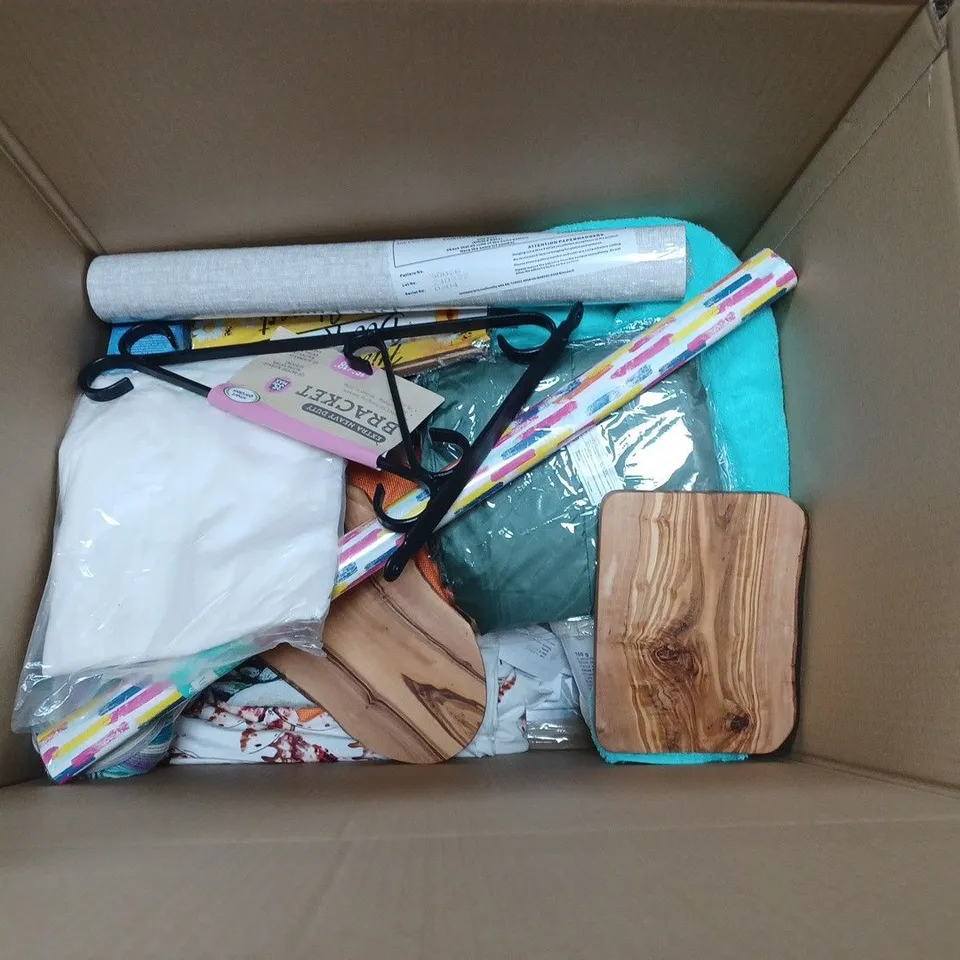 APPROXIMATELY 20 ASSORTED HOUSEHOLD ITEMS TO INCLUDE CREPE PAN, WALLPAPER AND A FLUFFY MULTI-COLOURED RUG