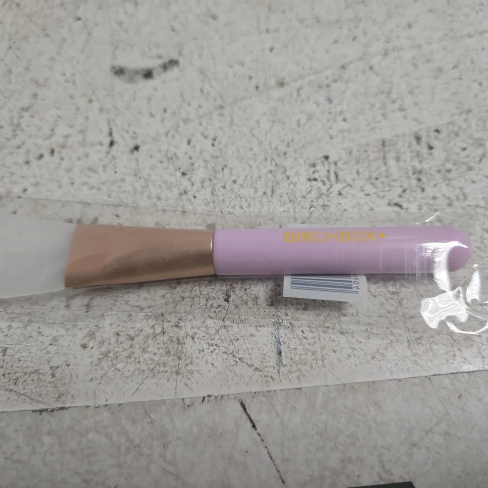 BOX OF APPROXIMATELY BIRCHBOX SILICONE FACE BRUSH