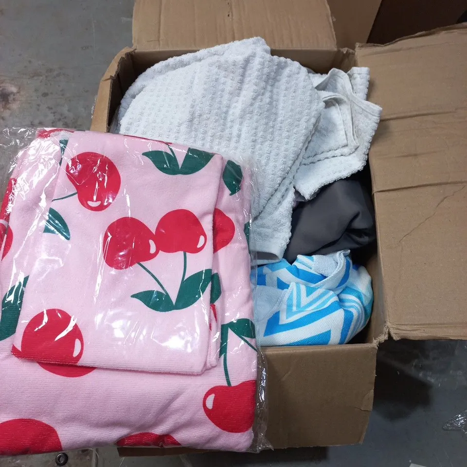 LOT OF ASSORTED HOME FABRIC ITEMS TO INCLUDE TOWELS, PILLOWS AND CUSHION PADS