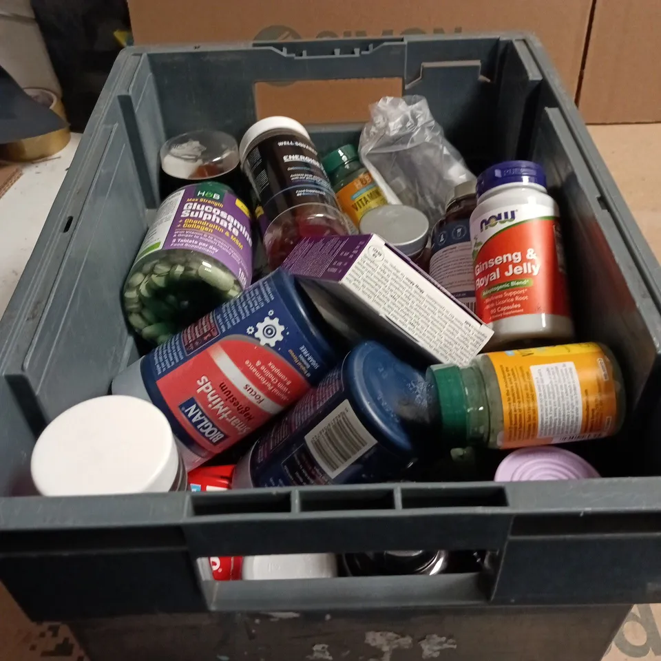 TOTE OF APPROXIMATELY 20 ASSORTED HEALTH/VITAMIN RELATED ITEMS TO INCLUDE WELLWOMAN ORIGINAL, BOOTS FOLIC ACID, HOLLAND AND BARRETT VITAMIN D3, WELL SQUARED ENERGISE, MAGNESIUM 6 IN 1 ETC
