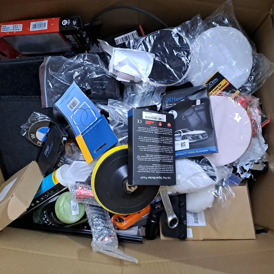 BOX OF ASSORTED CAR ITEMS TO INCLUDE - TOOLS - CLEANING ITEMS - FLOOR MATS / COLLECTION ONLY 