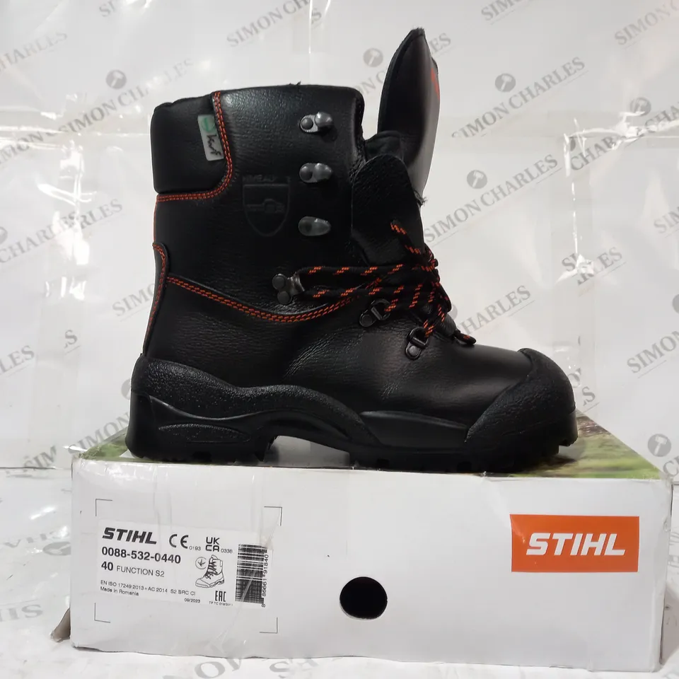 BOXED PAIR OF STIHL FUNCTION SAFETY BOOTS IN BLACK EU SIZE 40