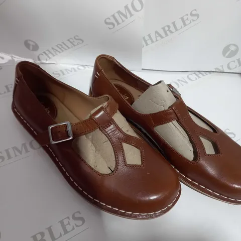 PAIR OF CLARK SHOES IN BROWN SIZE 5