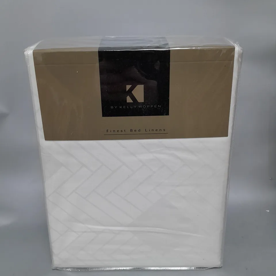 BOXED K BY KELLY HOPPEN 100% COTTON JACQUARD DIAMOND DUVET SET IN WHITE - SINGLE SIZE 