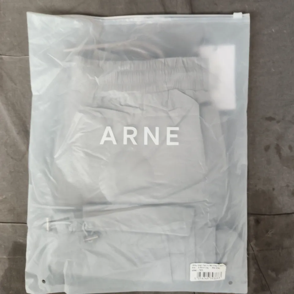 BAGGED ARNE UTILITY CARGO PANTS IN MID GREY SIZE S