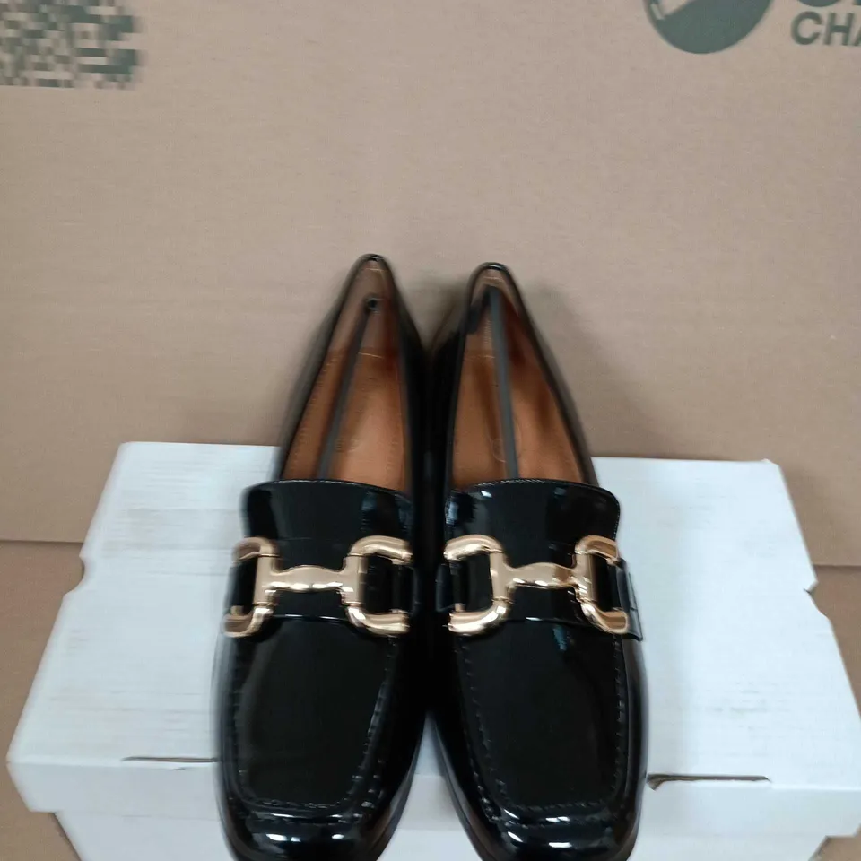 BOXED PAIR OF SPOT ON BLACK PATENT LEATHER LOAFERS WITH GOLD-TONE HORSEBIT DETAIL - UK SIZE 7