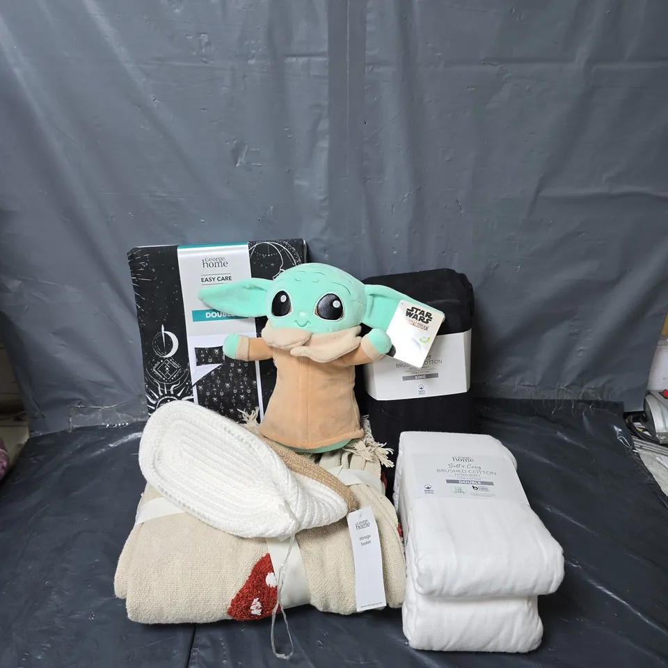 APPROXIMATELY 15 ASSORTED HOMEWARE ITEMS TO INCLUDE BABY YODA PLUSH, BRUSHED COTTON FITTED SHEET, EASY CARE DUVET SET DOUBLE, ETC