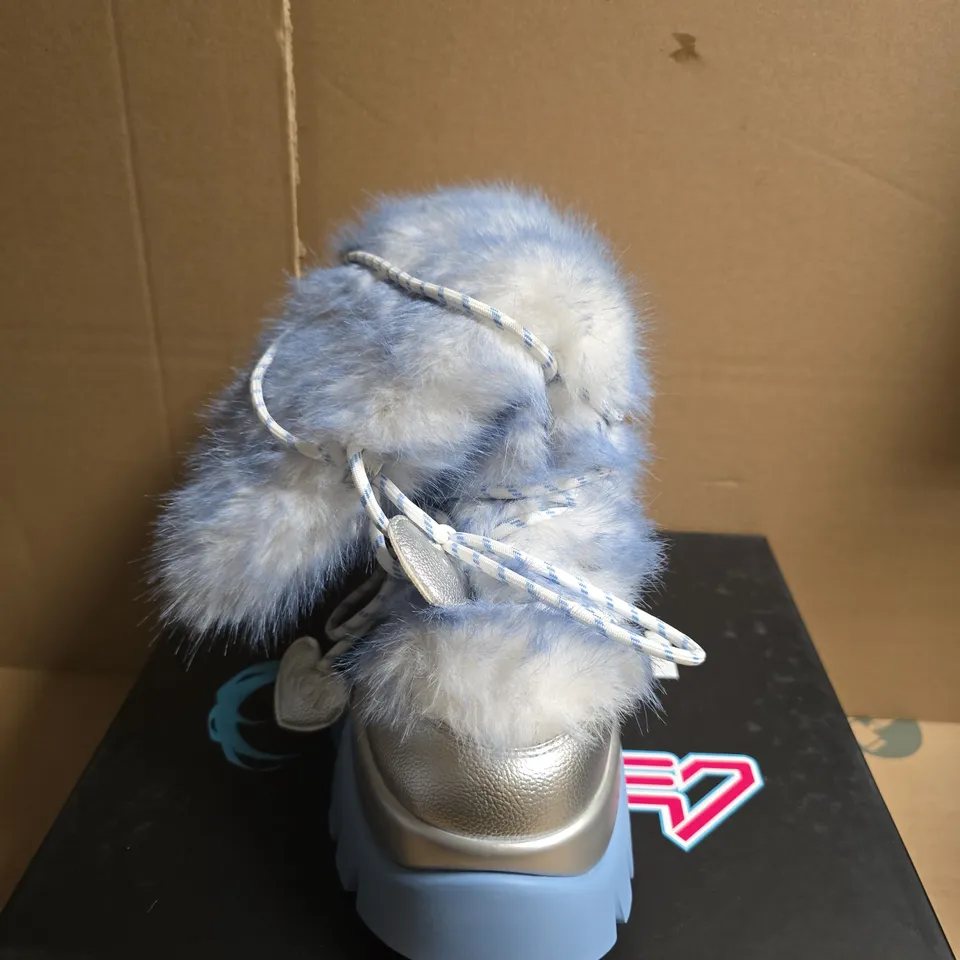 BOXED PAIR OF KOI X HATSUNE MIKU SNOW MIKU FLUFFY MONSTER LONG BOOTS – WHITE/BLUE, UK 5