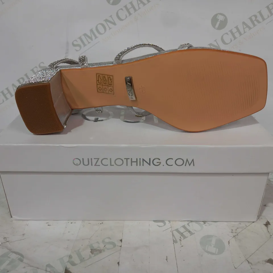 BOXED PAIR OF QUIZ QOPEN TOE BLOCK HEEL SANDALS IN SILVER COLOUR W. JEWEL EFFECT EU SIZE 40