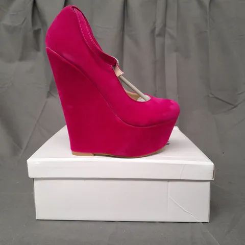 BOXED PAIR OF KOI COUTURE HR5 PLATFORM HIGH WEDGE FAUX SUEDE SHOES IN FUCHSIA SIZE 3