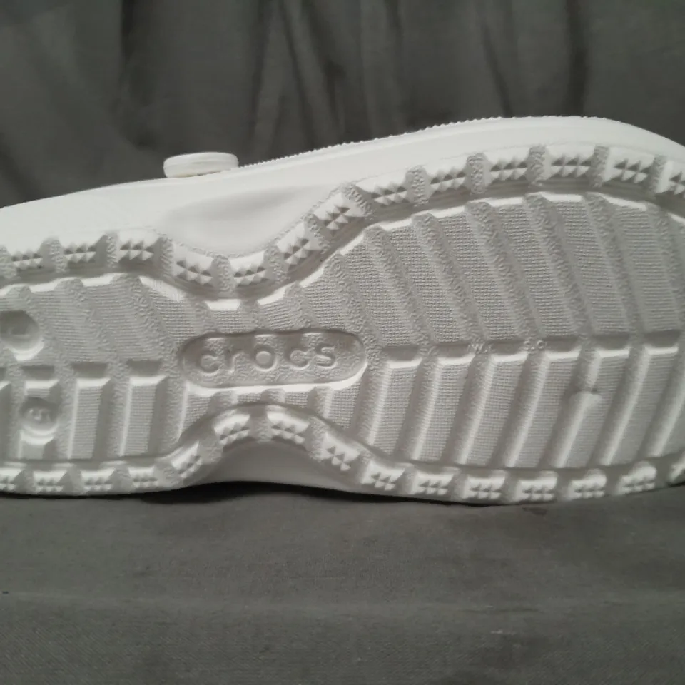 PAIR OF CROCS CLASSIC LINED KID'S CLOGS IN WHITE UK SIZE J5