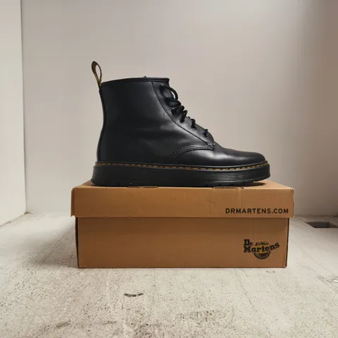 BOXED PAIR OF DR MARTENS BROOKLINE CHUKKA BOOTS IN BLACK SIZE UK 9