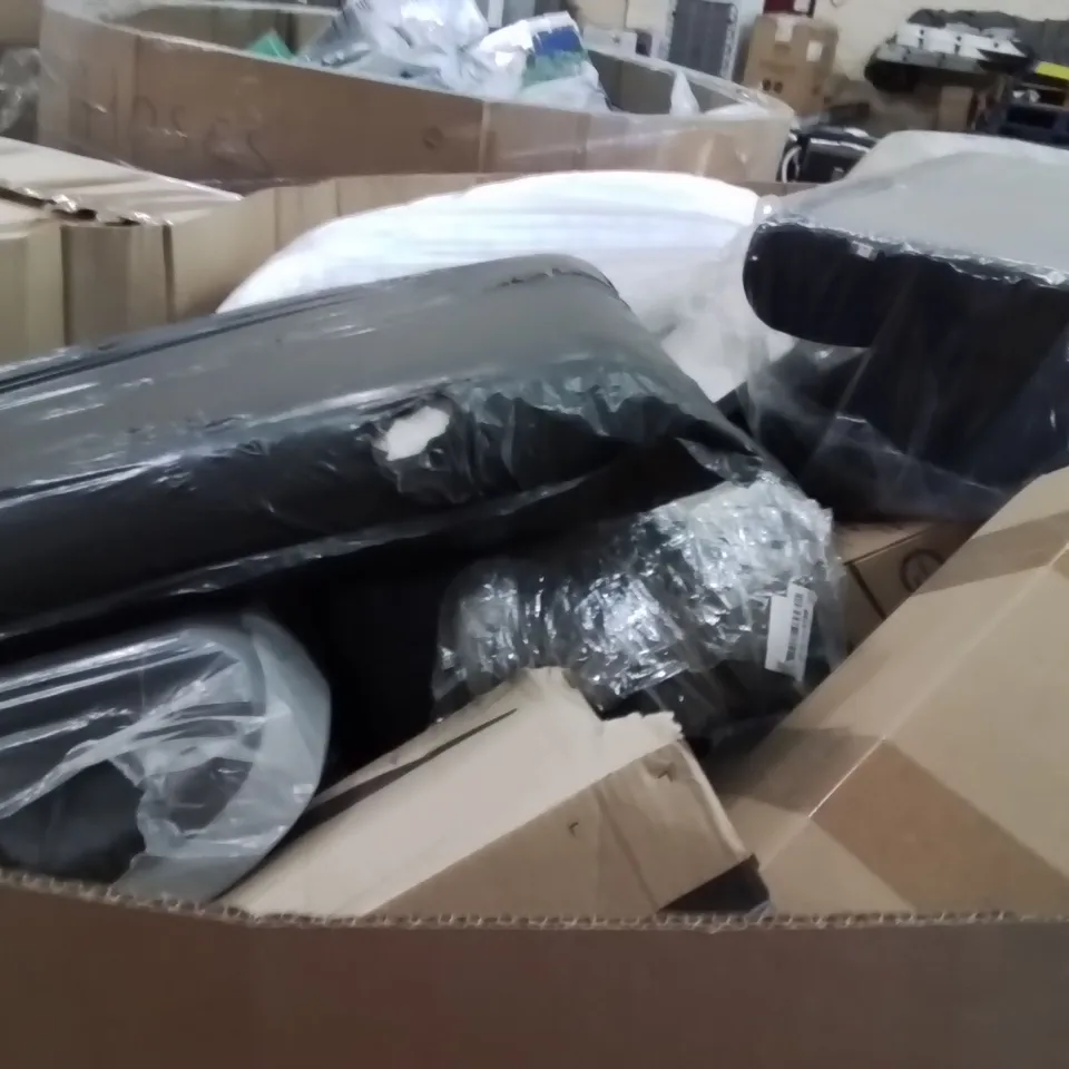 PALLET CONTAINING A LARGE QUANTITY OF PILLOWS