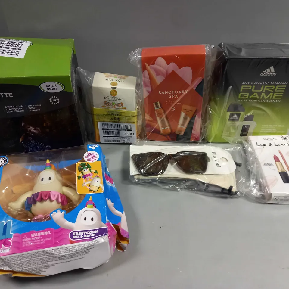 APPROXIMATELY 10 ASSORTED HOUSEHOLD/BEAUTY PRODUCTS TO INCLUDE SANCTUARY SPA, FALL GUYS TOY, SILHOUETTE CAT ETC 