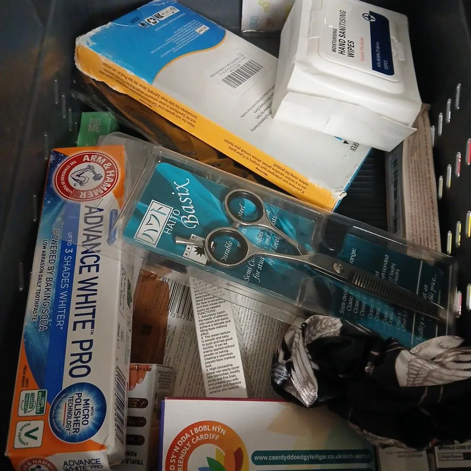 APPROXIMATEY 20 ASSORTED HEALTH AND BEAUTY PRODUCTS TO INCLUDE - OLD SPICE CAPTAIN 3IN1 - LUSH SUPER MILK BODY BUTTER - DECODE ZERO ESSENTIAL SHAMPOO - ETC