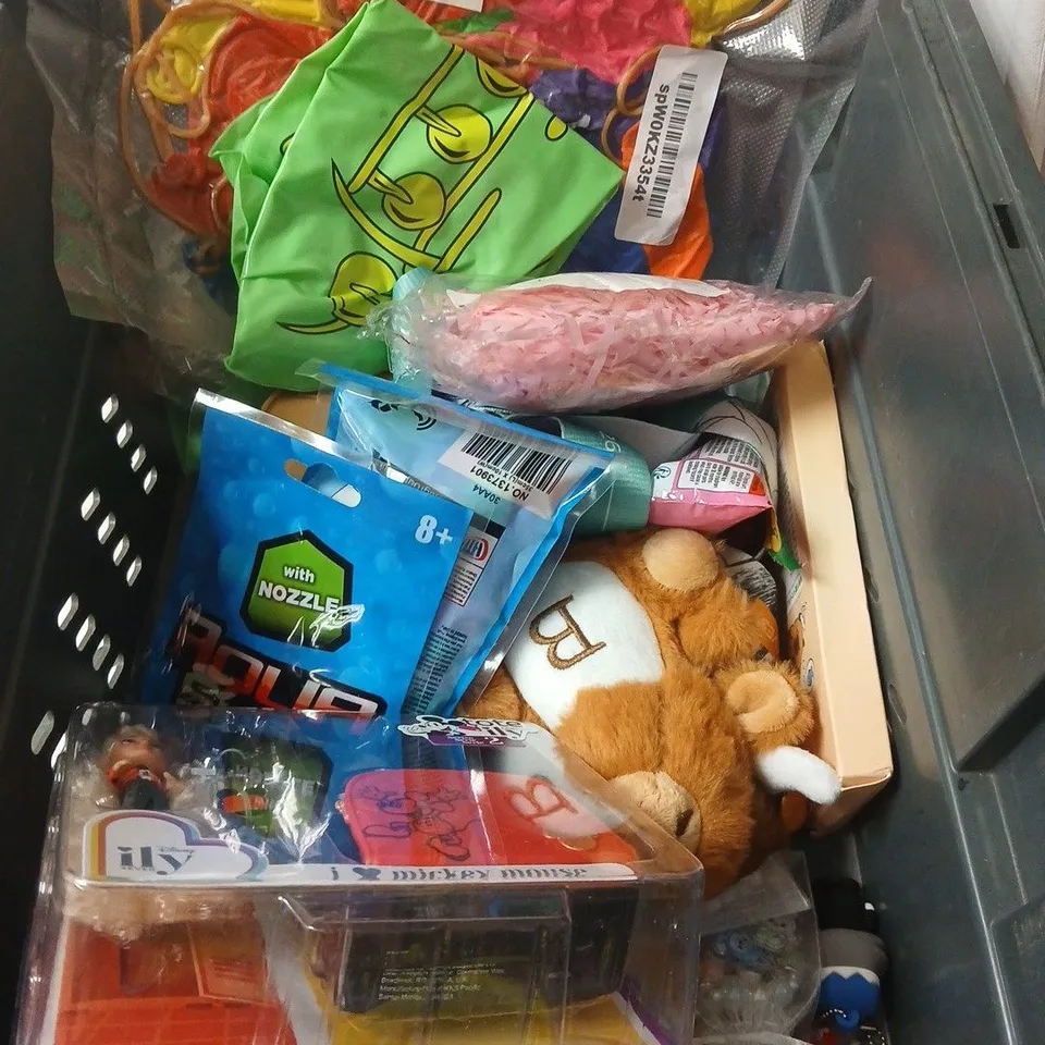 APPROXIMATELY 10 ASSORTED TOYS AND GAMES TO INCLUDE PLUSH TOY, PEN SET, WATER BOMBS ETC 