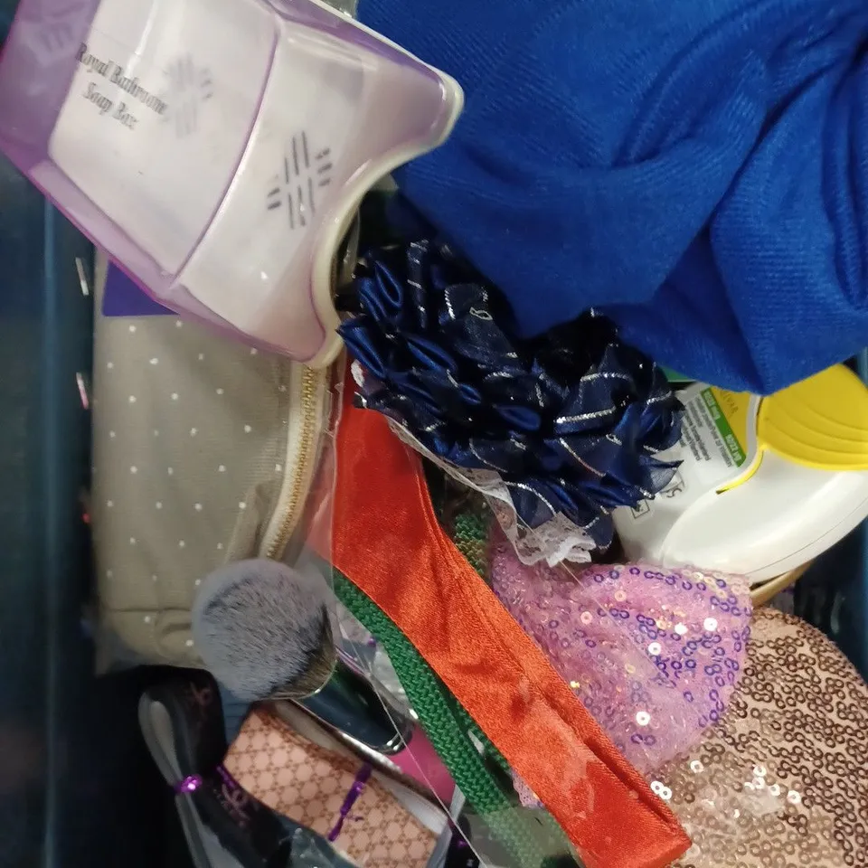 BOX OF APPROXIMATELY 20 ASSORTED HEALTH AND BEAUTY PRODUCTS TO INCLUDE TATTOO KIT, GROOMING COLLECTION, DOLLAR SHAVE CLUB REPLACEMENT RAZORS ETC