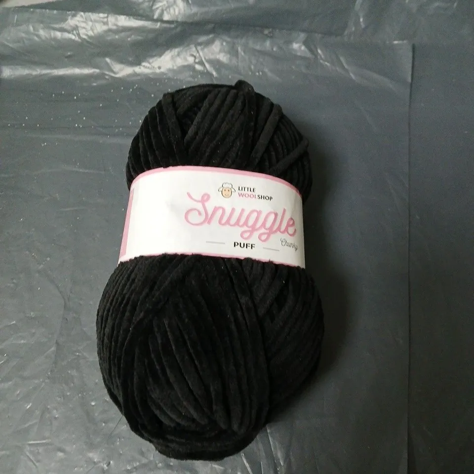 BOX OF APPROXIMATELY 20 ASSORTED HOUSEHOLD ITEMS INCLUDING POWER STRIP , SNUGGLE PUFF WOOL AND PACK OF SCOURERS 