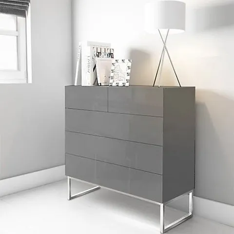 BOXED STRADA GREY GLOSS CHEST OF DRAWERS WITH GLASS TOP AND 5 DRAWERS (2 BOXES)