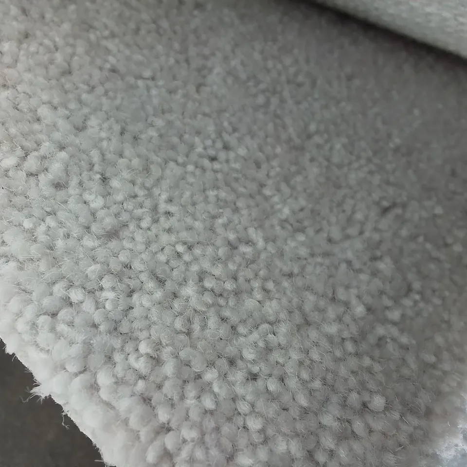 ROLL OF QUALITY LAKELAND HERDWICK SILVERHOW CARPET APPROXIMATELY 5X22.7M