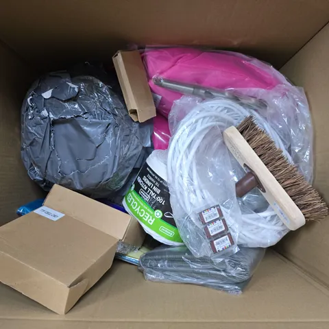 APPROXIMATELY 12 ASSORTED ITEMS TO INCLUDE BRUSH HEAD, TALL KITCHEN BIN LINERS, FLAMINGO COSTUME, ETC - COLLECTION ONLY