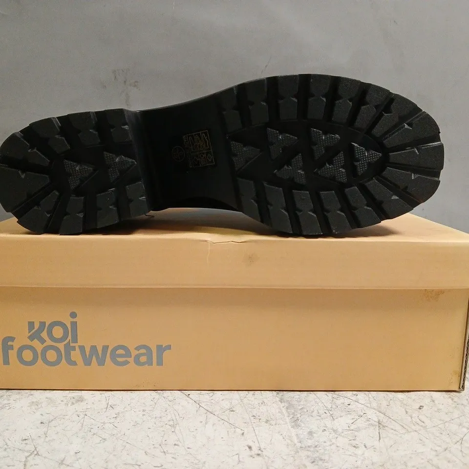 BOXED PAIR OF KOI TENNIN HEART SHOES IN BLACK W. PINK HEARTS SIZE UK 6