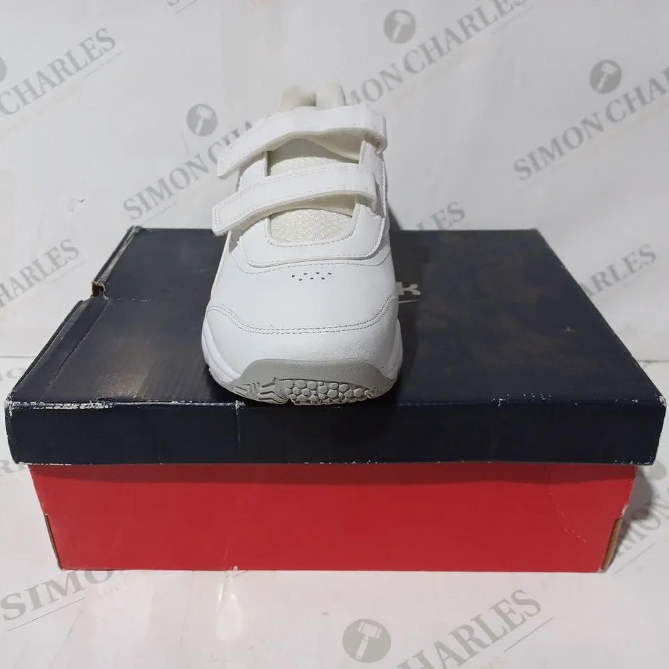 BOXED PAIR OF REEBOK VELCRO STRAP TRAINERS IN WHITE UK SIZE 7