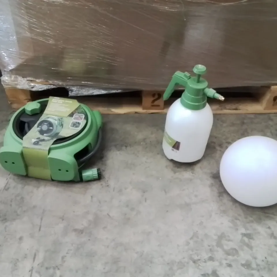 PALLET CONTAINING A LARGE QUANTITY OF GARDEN PRODUCTS AND ITEMS TO INCLUDE;OUTDOOR LED LIGHT,REEL SET,PRESSURE SPRAYER 