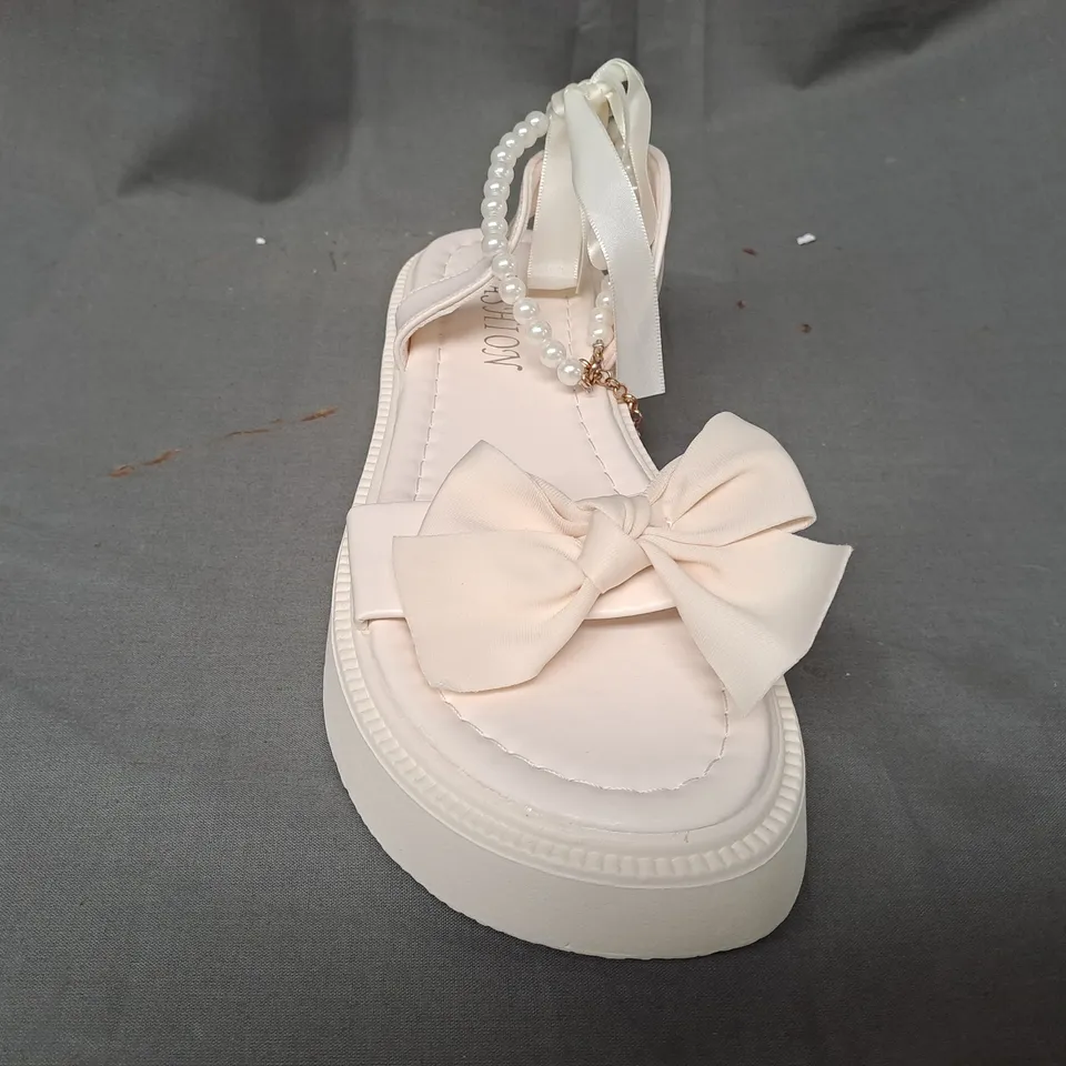 BOXED PAIR OF FASHION OPEN TOE PLATFORM SANDALS IN CREAM/PALE PINK W. PEARL EFFECT AND BOW DETAIL EU SIZE 38