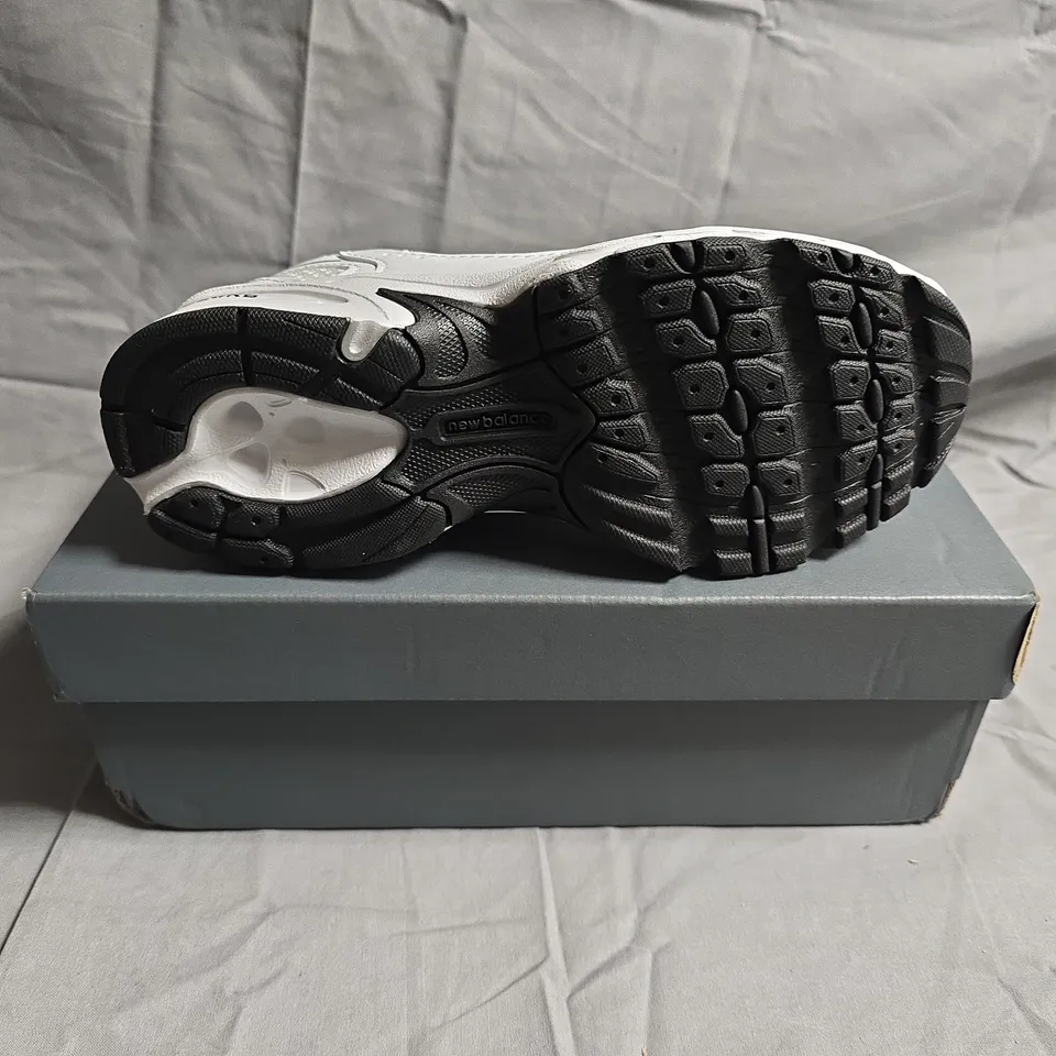 BOXED PAIR OF NEW BALANCE 530 BUNGEE LACE TRAINERS - UK SIZE 2 - KIDS