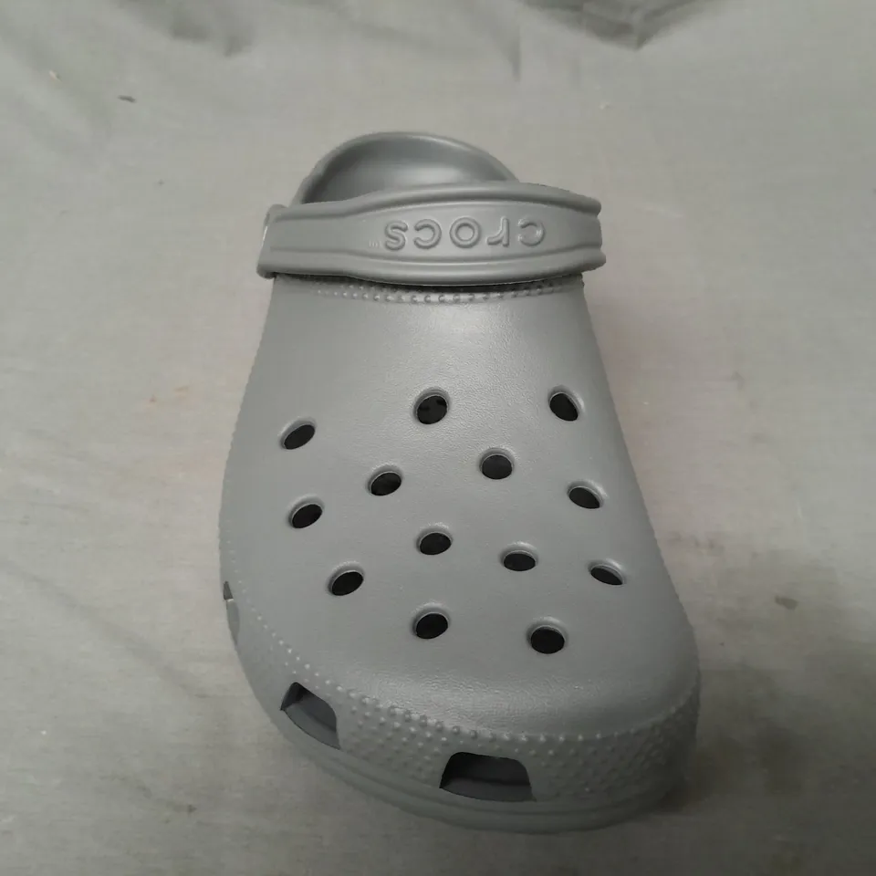 BOXED PAIR OF CROCS CLASSICS IN GREY UK SIZE M8/W9 