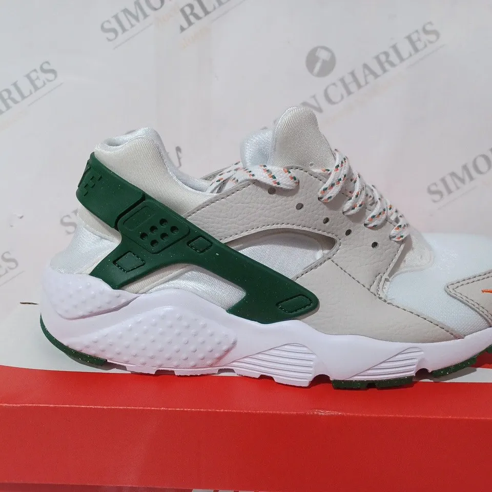 NIKE HUARACHE RUN GS - SIZE 5.5