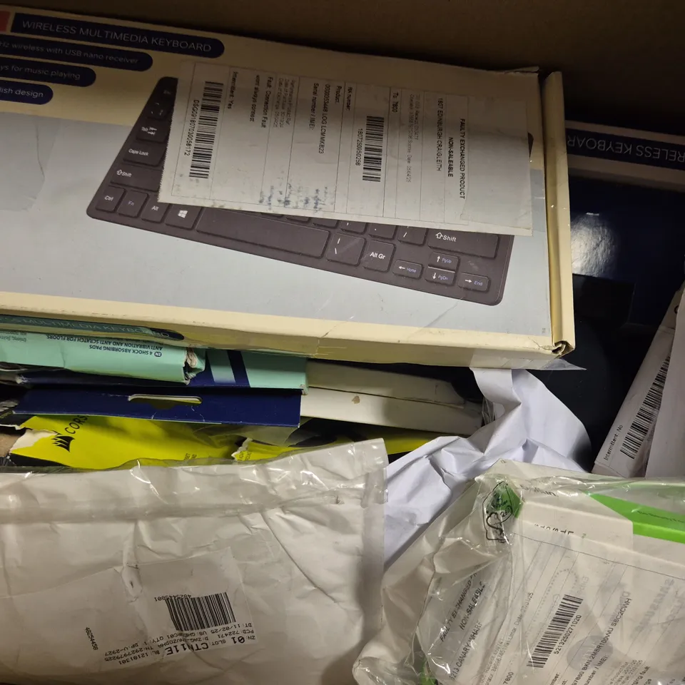 BOX OF APPROXIMATELY 15 ASSORTED ELECTRICAL ITEMS TO INCLUDE TRIPLE WIRELESS CHARGING PAD, LIGHTNING TO USB-A CABLE, ETC