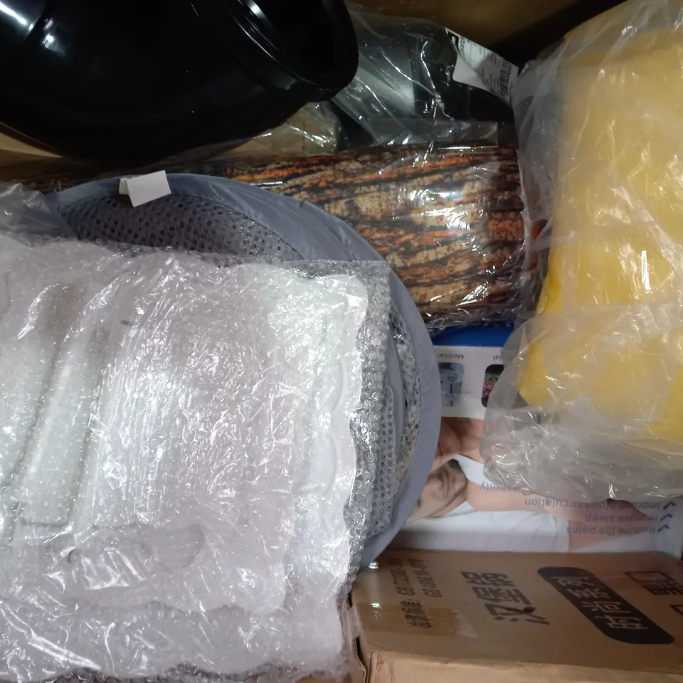 BOX OF APPROXIMATELY 20 ASSORTED HOUSEHOLD ITEMS TO INCLUDE WING BACK CHAIR COVER IN TAN, DECORATIVE FAUX FLORA, ETC