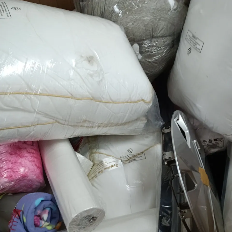 PALLET OF APPROXIMATELY 40 ASSORTED ITEMS TO INCLUDE PILLOWS, COOLING BOX, THROW, ETC - COLLETCION ONLY