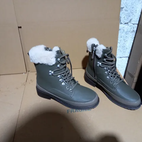 EMU AUSTRALIA OKAB DARK OLIVE BOOT SIZE 5 