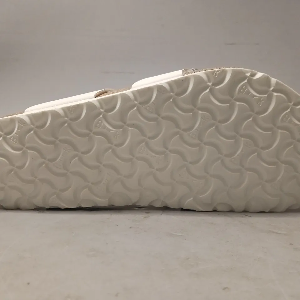 BOXED PAIR OF BIRKENSTOCK MAYARI FOOTBED SANDALS IN WHITE UK SIZE 9