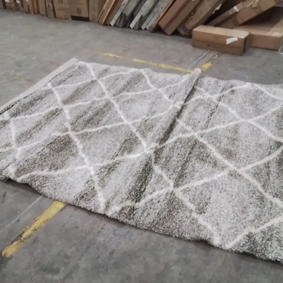 QUALITY DESIGNER AREA RUG - APPROXIMATELY 300X200CM