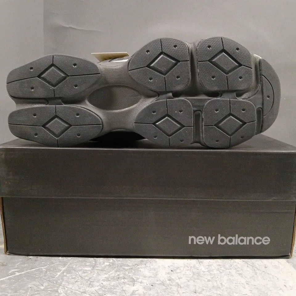 BOXED PAIR OF NEW BALANCE 9060 TRAINERS IN GREY/NAVY SIZE UK 9