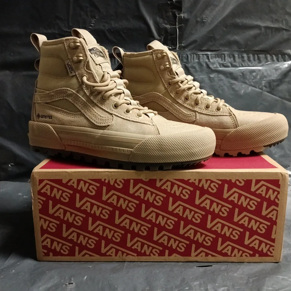 BOXED PAIR OF VANS OFF THE WALL ANKLE BOOTS IN BEIGE SIZE UK 5
