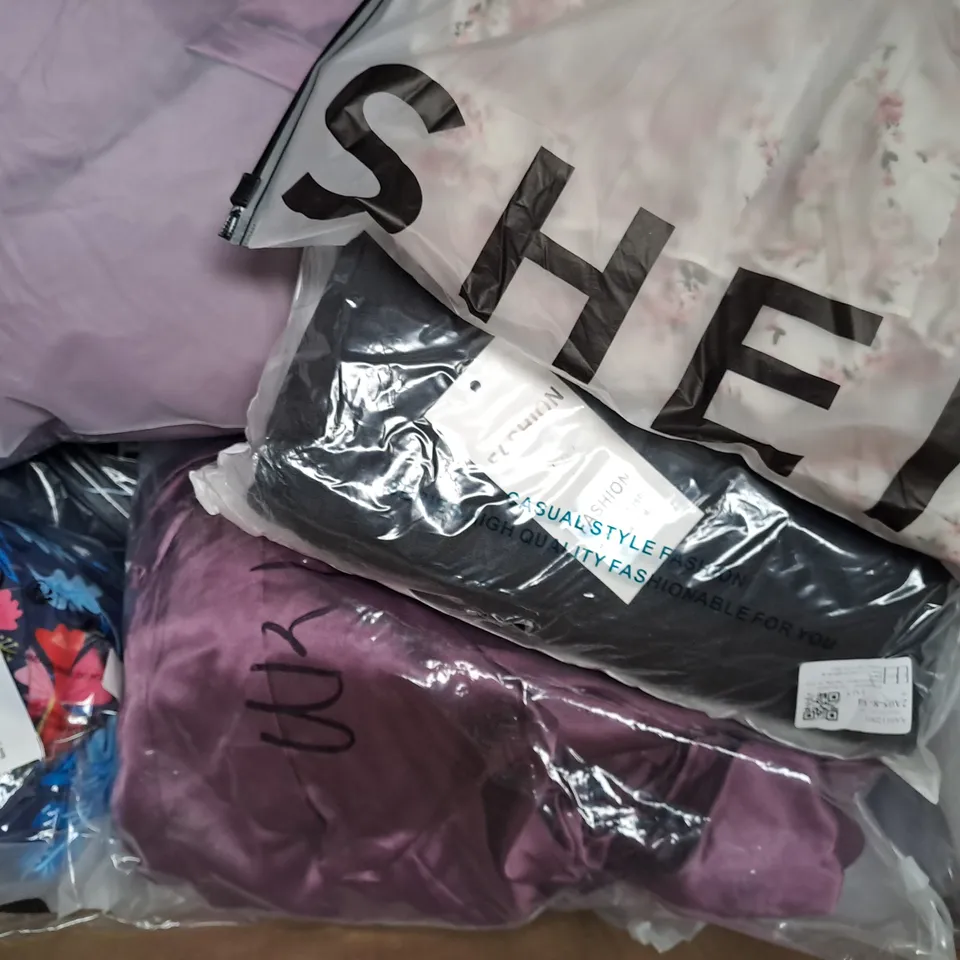 BOX OF APPROXIMATELY 20 ASSORTED CLOTHING AND FASHION ITEMS IN VARIOUS STYLES AND SIZES TO INCLUDE DONGYI, PULL & BEAR, ETC