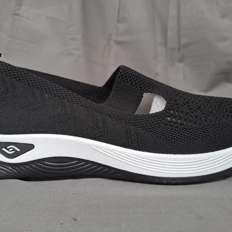 BOXED PAIR OF DESIGNER SHOES IN BLACK EU SIZE 39