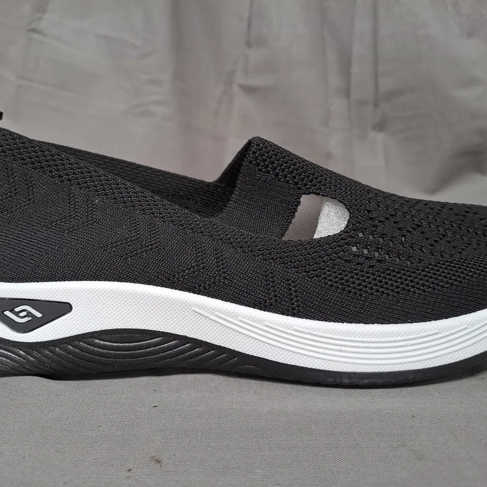 BOXED PAIR OF DESIGNER SHOES IN BLACK EU SIZE 39