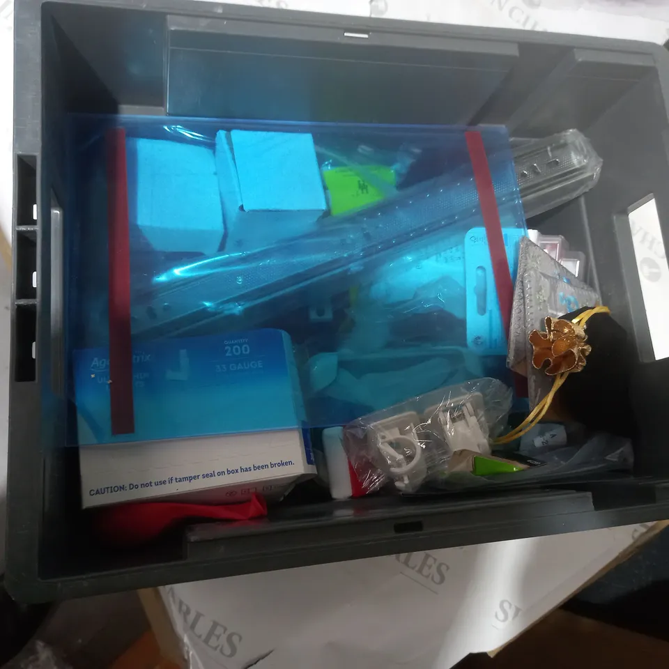 TOTE OF APPROXIMATELY 17 ASSORTED ITEMS TO INCLUDE A 72 WATERCOLOUR PENCIL SET AND PEANUTS TRINKET TRAY