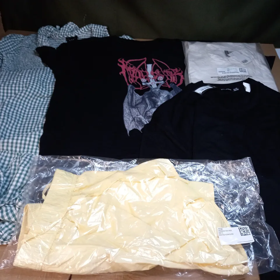 LARGE QUANTITY OF ASSORTED CLOTHING ITEMS TO INCLUDE - DRESSES, T-SHIRTS AND TROUSERS