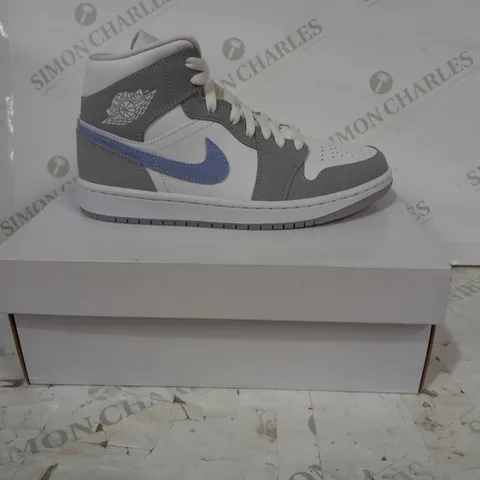 BOXED PAIR OF NIKE AIR JORDAN SHOES IN GREY/WHITE/BLUE UK SIZE 5