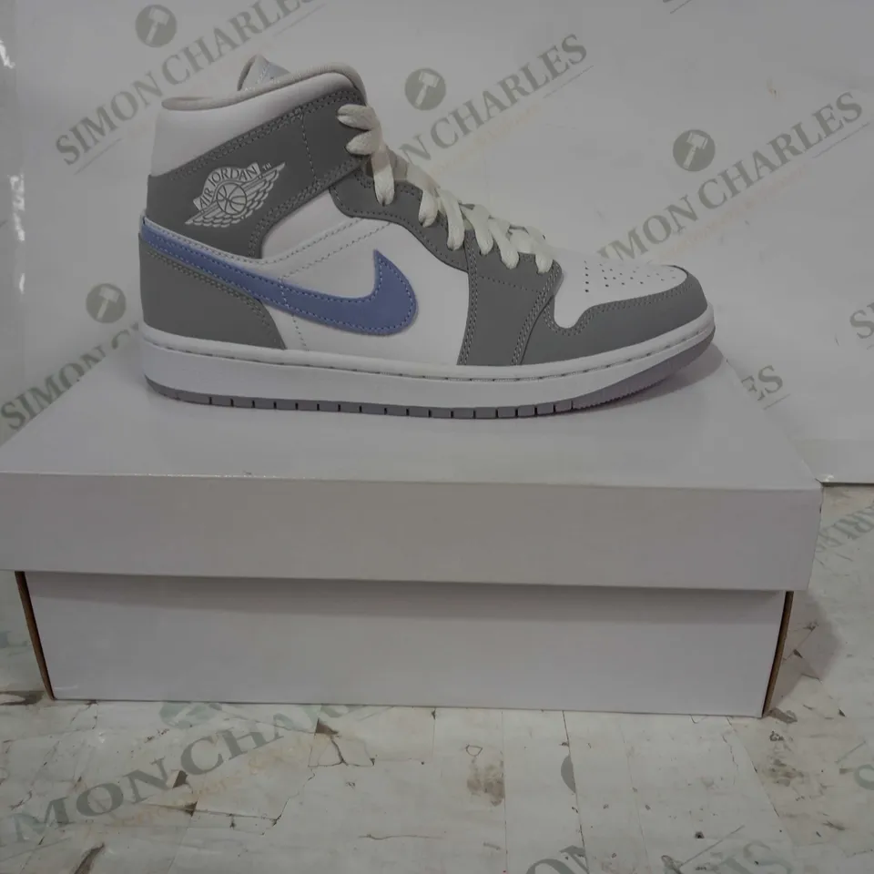 BOXED PAIR OF NIKE AIR JORDAN SHOES IN GREY/WHITE/BLUE UK SIZE 5