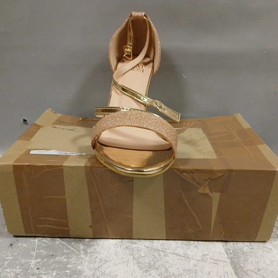 BOXED PAIR OF WHERE'S THAT FROM OPEN TOE BLOCK HEEL SANDALS IN ROSE GOLD W. GLITTER EFFECT SIZE UK 6