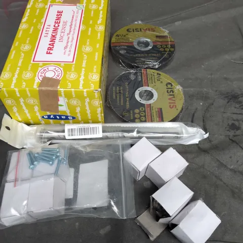 APPROXIMATELY 15 ASSORTED HOUSEHOLD ITEMS TO INCLUDE CUTTING DISCS , TOOL EQUIPMENT , ETC 